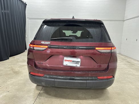 Used 2025 Jeep Grand Cherokee Altitude AWD/4WD image 12