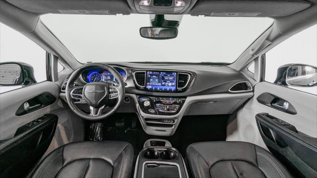 Used 2024 Chrysler Pacifica Touring-L FWD image 26