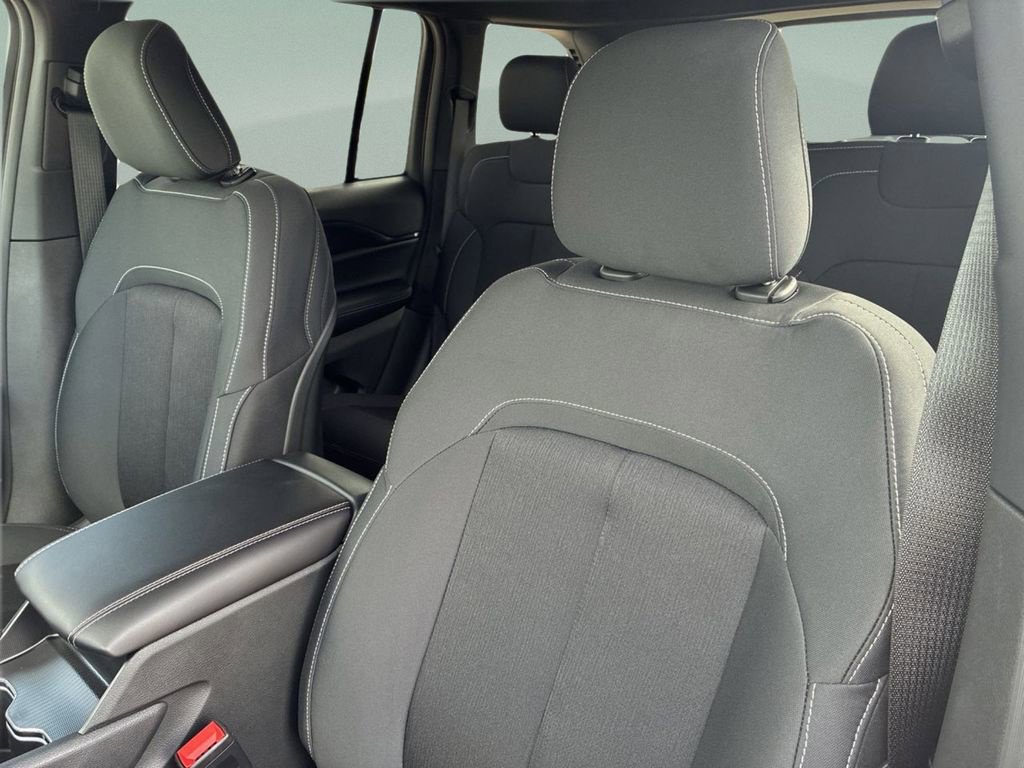 New 2025 Jeep Grand Cherokee Laredo X w/ Luxury Tech Group I RWD image 18