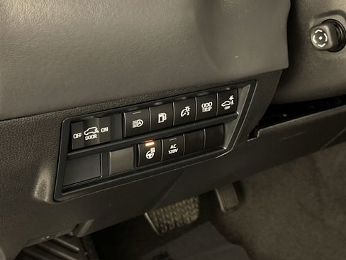 Used 2025 Toyota Sequoia Platinum image 14