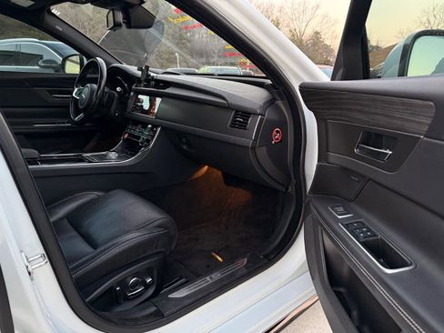 Used 2016 Jaguar XF S image 20