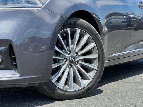 Used 2017 Kia Cadenza Premium FWD image 2