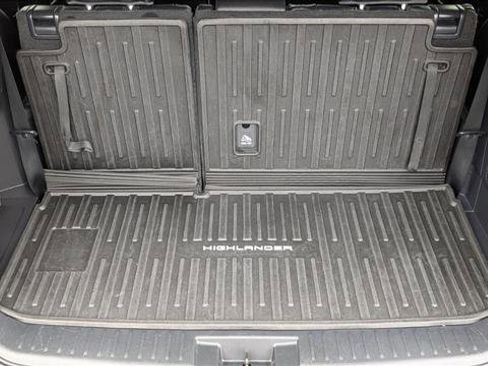 Used 2024 Toyota Highlander XLE AWD/4WD image 6