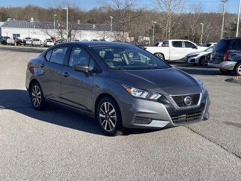 Used 2022 Nissan Versa SV image 2