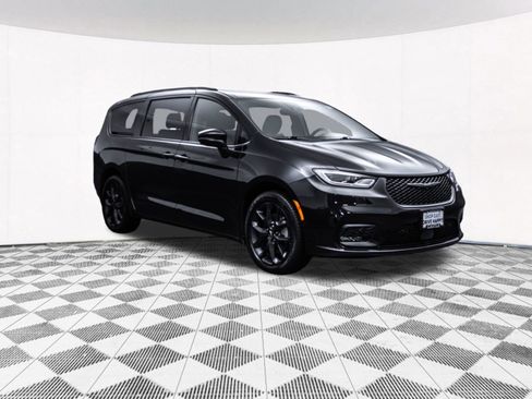 Used 2021 Chrysler Pacifica Limited w/ Uconnect Theater Family Group AWD/4WD image 16