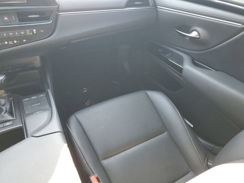 Used 2022 Lexus ES 300h w/ Accessory Package image 17