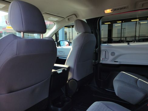 Used 2025 Toyota Sienna LE FWD image 13