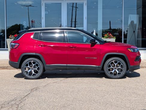 Used 2025 Jeep Compass Limited AWD/4WD image 2