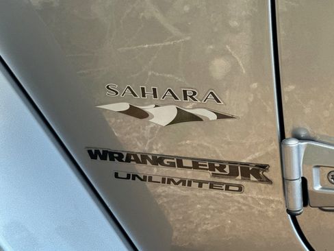 Used 2018 Jeep Wrangler Unlimited Sahara AWD/4WD image 30
