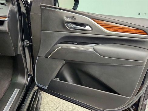Used 2021 Cadillac Escalade ESV Premium Luxury w/ Performance Package AWD/4WD image 28