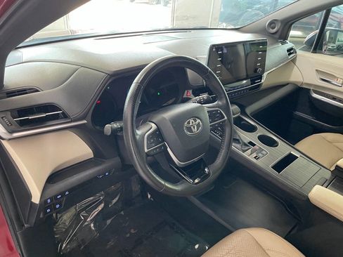 Used 2021 Toyota Sienna Limited image 18