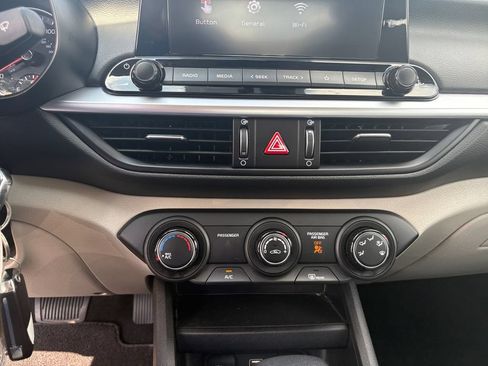 Used 2022 Kia Forte LXS w/ LXS Technology Package FWD image 22