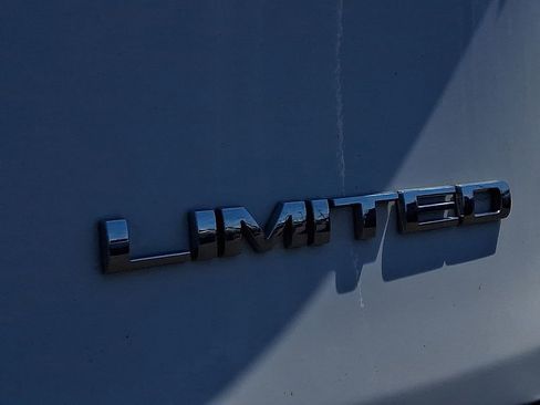 Used 2018 Jeep Cherokee Limited AWD/4WD image 30