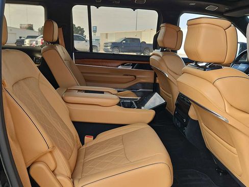 Used 2023 Jeep Grand Wagoneer Series III AWD/4WD image 17