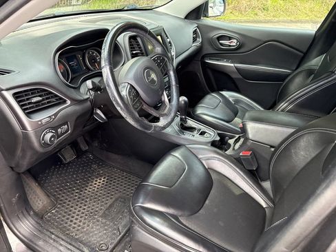 Used 2019 Jeep Cherokee Latitude Plus w/ Cold Weather Group AWD/4WD image 2