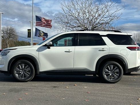 Used 2024 Nissan Pathfinder SV AWD/4WD image 7