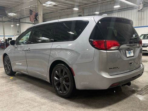 Used 2018 Chrysler Pacifica Touring Plus w/ S Appearance Package FWD image 3