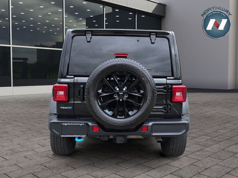 Used 2023 Jeep Wrangler Unlimited Sahara w/ Cold Weather Group AWD/4WD image 4