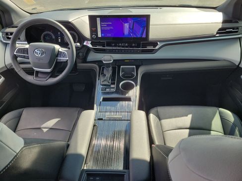 Used 2025 Toyota Sienna XSE image 20