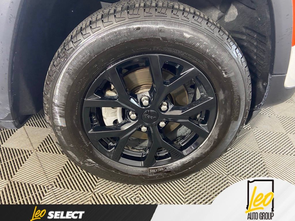 Used 2025 Jeep Grand Cherokee Altitude AWD/4WD image 24