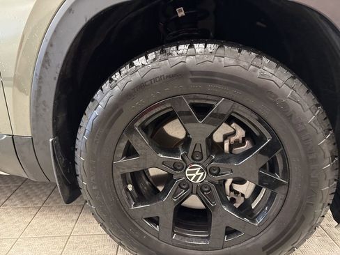 Used 2025 Volkswagen Atlas Peak Edition SE image 9