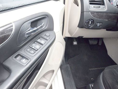 Used 2012 Chrysler Town & Country Touring image 27