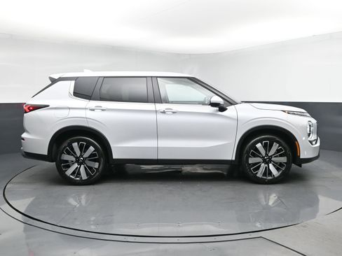New 2026 Mitsubishi Outlander LE image 3