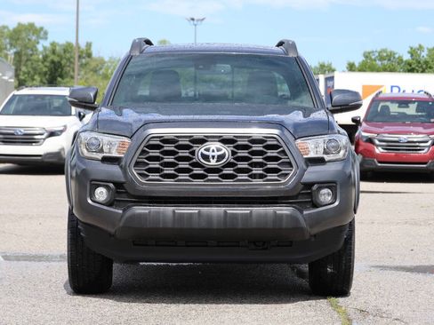Used 2020 Toyota Tacoma TRD Off-Road w/ TRD Premium Off Road Package AWD/4WD image 2