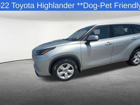 Used 2022 Toyota Highlander LE AWD/4WD image 4