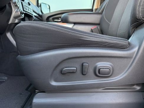 Used 2019 Nissan Titan SV w/ SV Convenience Package image 13