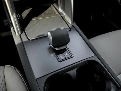 Used 2025 Land Rover Discovery Sport S image 15