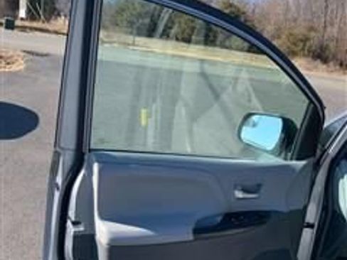 Used 2016 Toyota Sienna LE image 38