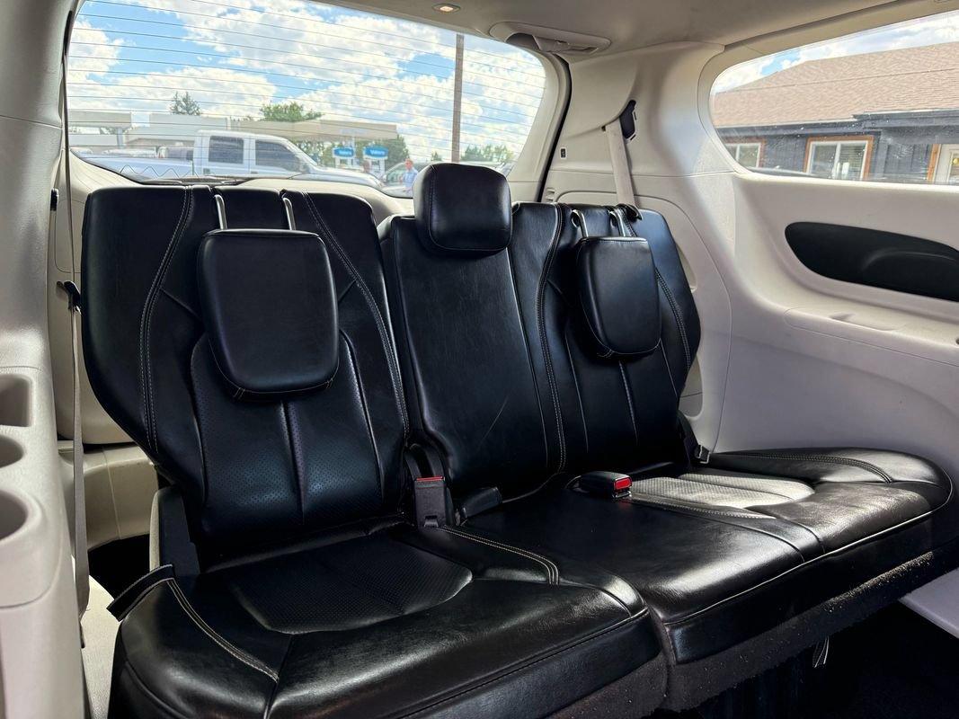 Used 2024 Chrysler Pacifica Touring-L FWD image 21