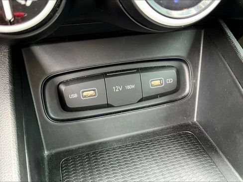 Used 2022 Hyundai Venue Limited FWD image 15