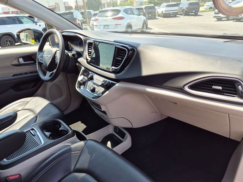 Used 2024 Chrysler Pacifica Touring-L FWD image 30