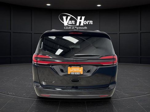 Certified 2025 Chrysler Pacifica Limited image 14