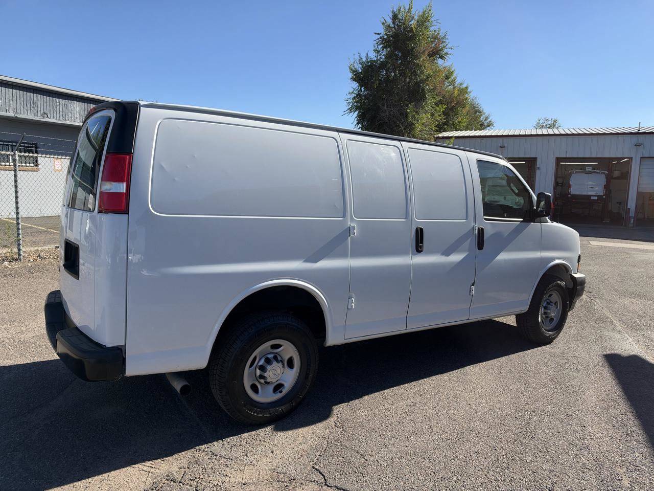 Used 2019 Chevrolet Express 2500 RWD image 4