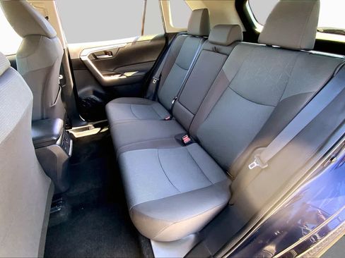Used 2025 Toyota RAV4 XLE FWD image 38
