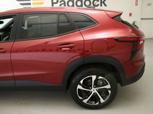 Used 2024 Chevrolet Trax RS w/ Sunroof Package FWD image 6