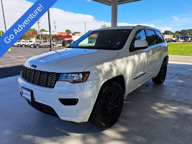 Used 2018 Jeep Grand Cherokee Altitude AWD/4WD image 3