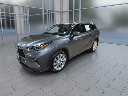 Used 2022 Toyota Highlander Limited AWD/4WD image 4
