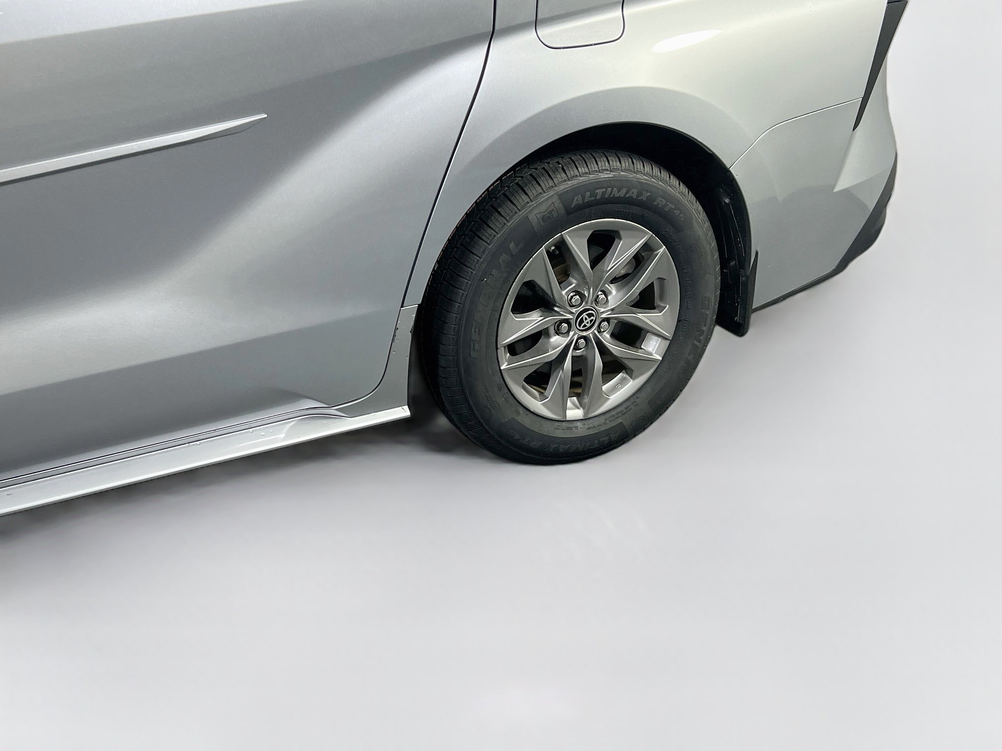 Used 2024 Toyota Sienna XLE FWD image 31