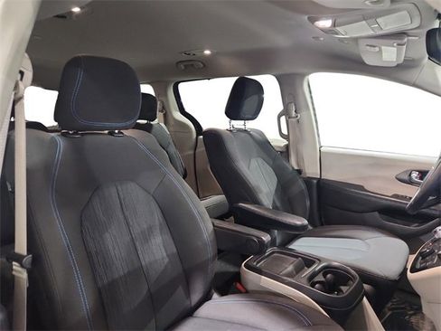 Used 2021 Chrysler Pacifica Touring w/ Uconnect Theater Family Group image 22