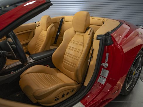 Used 2014 Ferrari California RWD image 26