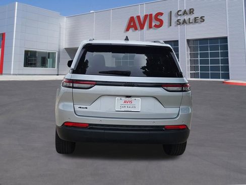 Used 2025 Jeep Grand Cherokee Altitude AWD/4WD image 5