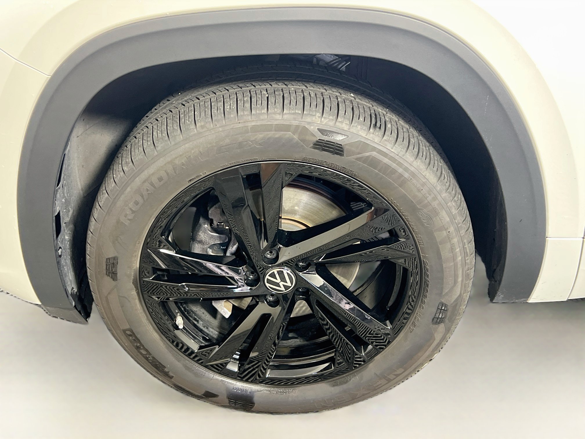 Used 2026 Volkswagen Atlas Cross Sport SEL R-Line AWD/4WD image 13