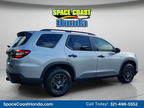 Certified 2025 Honda Pilot TrailSport image 7