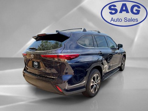 Used 2022 Toyota Highlander XLE FWD image 3