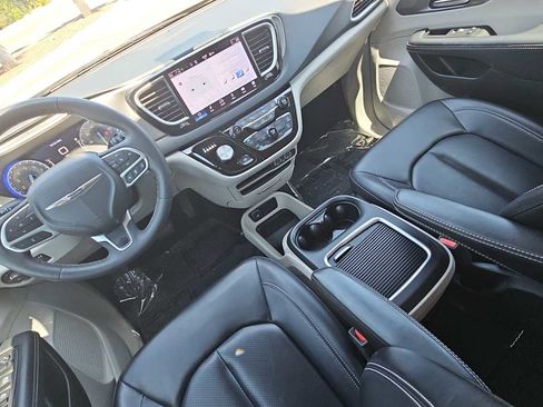 Used 2023 Chrysler Pacifica Touring-L FWD image 22