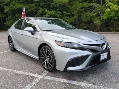 Used 2024 Toyota Camry SE FWD image 2